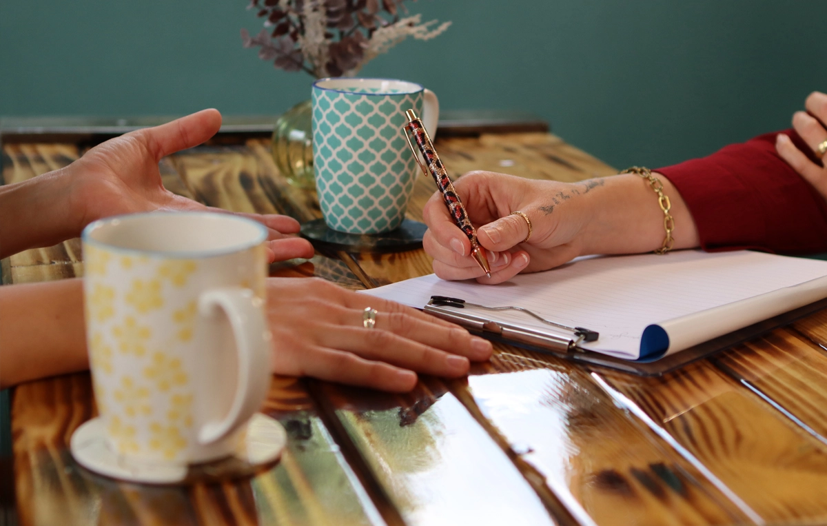 Bild einer schreibenden Hand