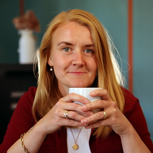 Foto von Regina Schmitz, eine Tasse haltend